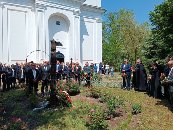 Kopjafa koszorúzás a pacséri templomkertben