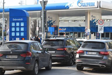 @kep = Szerbiában drágább volt az üzemanyag (Fotó: Beta)