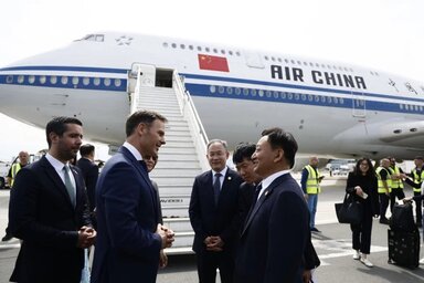 A népes kínai küldöttséget a repülőtéren Siniša Mali pénzügyminiszter és Tomislav Momirović bel- és külkereskedelmi miniszter köszöntötte (Fotó: Tanjug/Politika/24sedam)