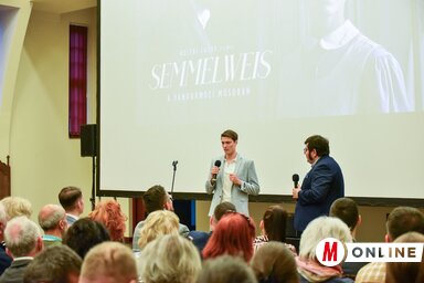 Pre projekcije filma, Gabor Agardi, zamenik direktora Panon RTV-a, razgovarao je sa Tamašem Kovačem, glumcem rođenim u Subotici (Fotografija Edvard Molnar)