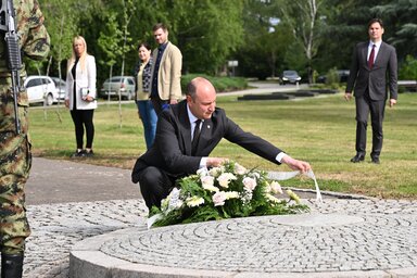 Koszorúz a polgármester (Fotó: novisad.rs)