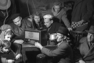 Rádióhallgatók az 1950-es évekből / forrás: eper.elte.hu