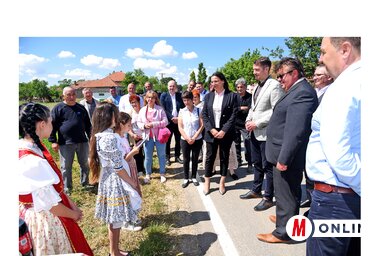 A Tiszaszentmiklós és Hódegyháza között nemrég felújított úton (Fotó: Gergely Árpád felvétele)