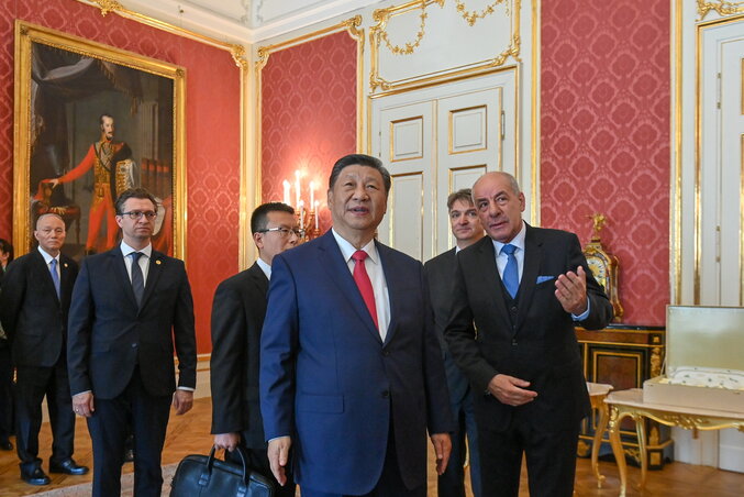 Sulyok Tamás és Hszi Csin-ping a Sándor-palota Mária Terézia-szalonjában (Fotó: MTI/Miniszterelnöki Sajtóiroda) Sulyok Tamás és Hszi Csin-ping a Sándor-palota Mária Terézia-szalonjában (Fotó: MTI/Miniszterelnöki Sajtóiroda)