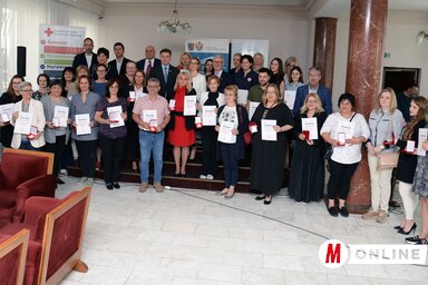 Az oktatási intézmények képviselői az elismeréssel (Fotó: Dávid Csilla)