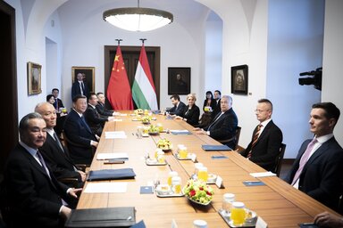 A magyar és a kínai delegáció tárgyalása a Karmelita kolostorban csütörtökön, Szijjártó Péter jobbról a második (Fotó: MTI/Miniszterelnöki Sajtóiroda)