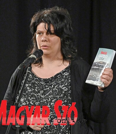Hajnalka a Magyar Szó tordai élőújság rendezvényén lapunk idei naptárát mutatja be (Ótos András felvétele) Hajnalka a Magyar Szó tordai élőújság rendezvényén lapunk idei naptárát mutatja be (Ótos András felvétele)