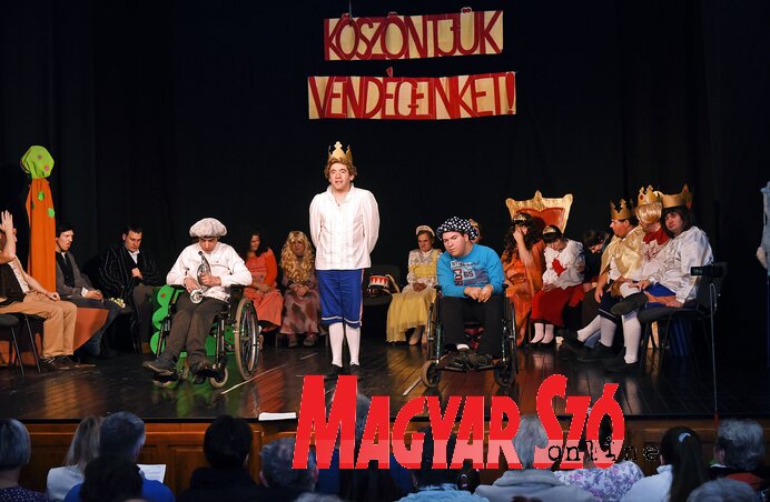 A Kéz a Kézben egyesület gondozottjai színdarabokkal is rendszeresen fellépnek (Gergely Árpád felvétele) A Kéz a Kézben egyesület gondozottjai színdarabokkal is rendszeresen fellépnek (Gergely Árpád felvétele)
