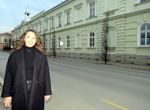 Szilágyi Mária a zárda előtt (Kecskés István felvétele)