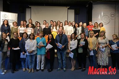 A díjazott diákok és kísérő tanáraik a szervezők társaságában (Gergely József felvétele)
