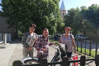 Horváth Viktor, a Magyar Szó kishegyesi lapkihordója az új kerékpárral és lapunk terjesztőosztályának munkatársaival / Tóth Péter felvétele