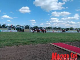 A szezont megnyitó lóverseny Zobnaticán