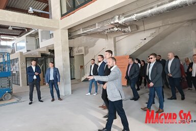 Épül a fedett medence és lakossági fórum Topolyán