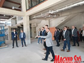 Épül a fedett medence és lakossági fórum Topolyán