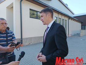 Épül a fedett medence és lakossági fórum Topolyán