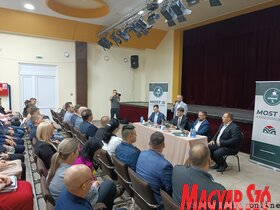 Épül a fedett medence és lakossági fórum Topolyán