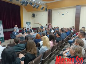 Épül a fedett medence és lakossági fórum Topolyán