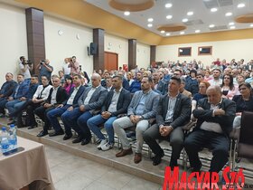 Épül a fedett medence és lakossági fórum Topolyán