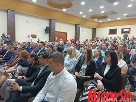 Épül a fedett medence és lakossági fórum Topolyán