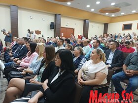 Épül a fedett medence és lakossági fórum Topolyán