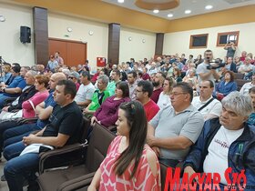 Épül a fedett medence és lakossági fórum Topolyán