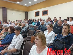 Épül a fedett medence és lakossági fórum Topolyán