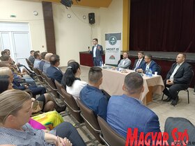 Épül a fedett medence és lakossági fórum Topolyán