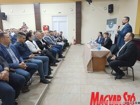 Épül a fedett medence és lakossági fórum Topolyán