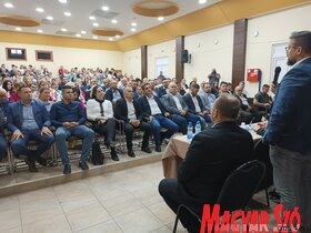 Épül a fedett medence és lakossági fórum Topolyán