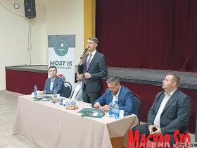Épül a fedett medence és lakossági fórum Topolyán