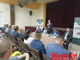 Épül a fedett medence és lakossági fórum Topolyán