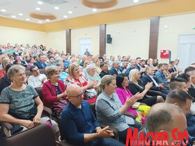 Épül a fedett medence és lakossági fórum Topolyán