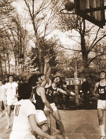 Meccsjelenet a Mladost mérkőzéséről – a Népkertben, salakon...