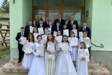 A bácsfeketehegyi konfirmandusok Orosz Attila lelkésszel (Református Egyházközösség)