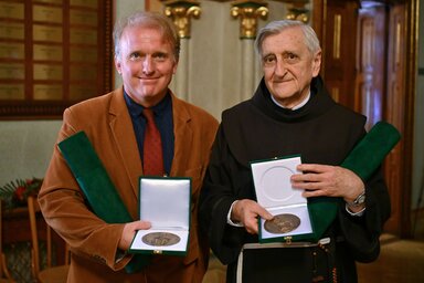 A díjazottak: irodalmi kategóriában Lackfi János költő, teológiai kategóriában Barsi Balázs ferences rendi szerzetes (Fotó: MTI)