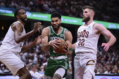 Jayson Tatum tör kosárra Evan Mobley (b) és Dean Wade között (Fotó: Beta/AP)