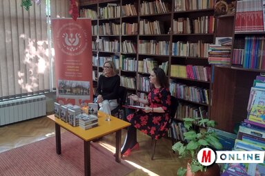 Pap Éva nem először jár Csókán, így Szőregi Márta moderátorral már rutinos beszélgetőtársak (Fotó: Balázs Andrea felvétele)