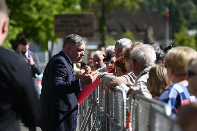 A merénylet előtti pillanatok, Robert Fico az összesereglett szimpatizánsokkal beszélget (Fotó: Beta/AP/TASR) A merénylet előtti pillanatok, Robert Fico az összesereglett szimpatizánsokkal beszélget (Fotó: Beta/AP/TASR)