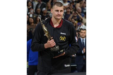 Nikola Jokić a harmadik MVP-trófeájával (Fotó: Beta/AP)