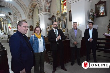 Zsúnyi Tibor atya (balról) kiemelte: az egyház nagyon jó kapcsolatokat alakított ki a civil szervezetekkel (Fotó: Paraczky László)