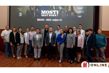 Telt ház előtt mutatkoztak be a VMSZ jelöltjei Kiss Igor vezetésével (Fotó: Ricz Róbert)