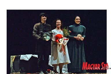 A Piroska és a farkast a firenzei Zakes Színház előadásában láthatta az újvidéki közönség, vastapssal üdvözölték a szereplőket (Fotó: Dávid Csilla felvétele)