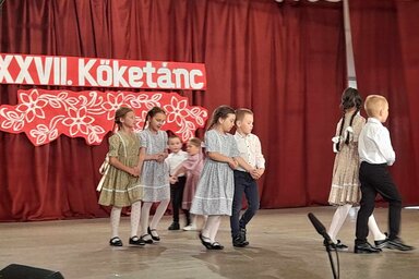 A rendezvényt egy játékfűzéssel a magyarittabéi kis táncosok kezdték (Ricz Róbert felvétele)