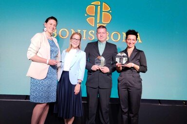 A vajdasági díjazottak Balatoni Katalin köznevelési helyettes államtitkárral (Észak-bácskai Magyar Pedagógusok Egyesülete)