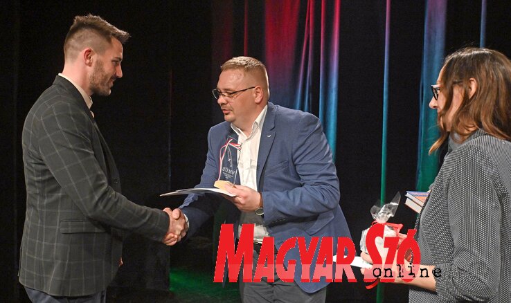 Az elismerést Fehérvári Csongortól és Madár Anikótól vehette át (Ótos András felvétele) Az elismerést Fehérvári Csongortól és Madár Anikótól vehette át (Ótos András felvétele)