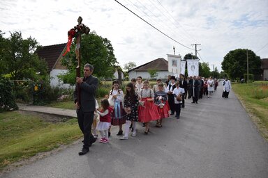 Ljudi iz Ludaša su zajedno išli na misu (Fotografija Natalije Kiš)