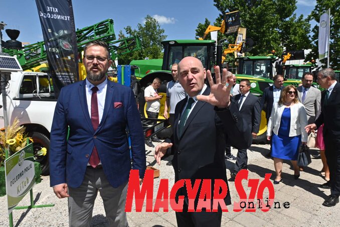 Juhász Bálint a Kite Kft. vezetőivel sétált végig a John Deere mezőgépek sorával kialakított utcán (Ótos András felvétele) Juhász Bálint a Kite Kft. vezetőivel sétált végig a John Deere mezőgépek sorával kialakított utcán (Ótos András felvétele)