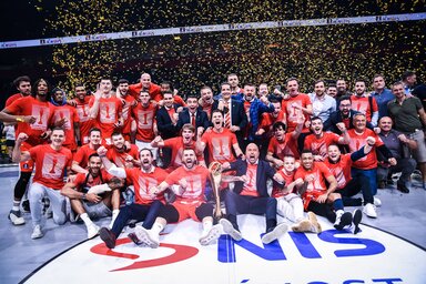 A Crvena zvezda ünnepli a trófeát (Fotó: Beta)