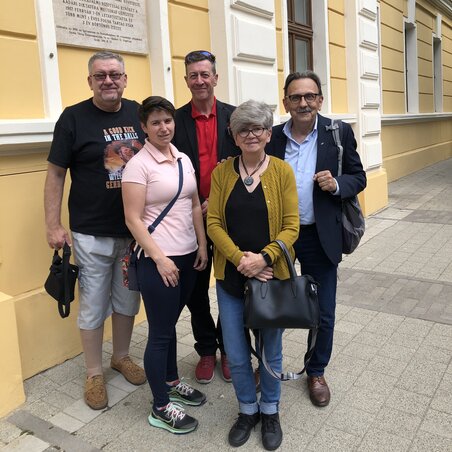 A Magyar Szó küldöttsége a gyulai városháza előtt: Laták István, Erős Kincses Krisztina, Sőregi Oszkár, Léphaft Edit és Léphaft Pál A Magyar Szó küldöttsége a gyulai városháza előtt: Laták István, Erős Kincses Krisztina, Sőregi Oszkár, Léphaft Edit és Léphaft Pál
