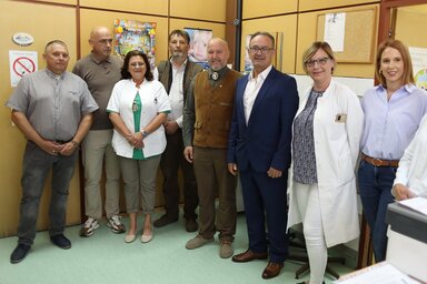 A vadásztársaság és az egészségház képviselői (Lakatos János felvétele)
